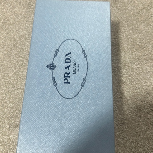Prada - Picture 2 of 5